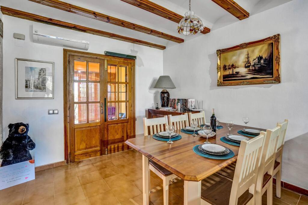 La Isla Casa Barnaby * Platja de Larenal