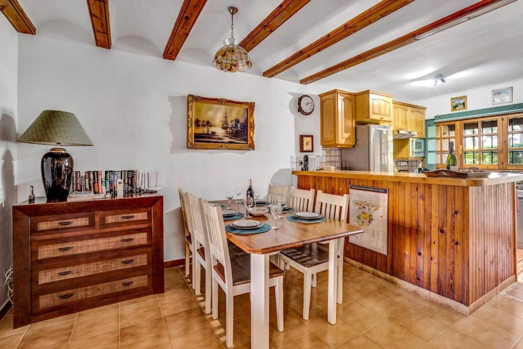 La Isla Casa Barnaby * Platja de Larenal