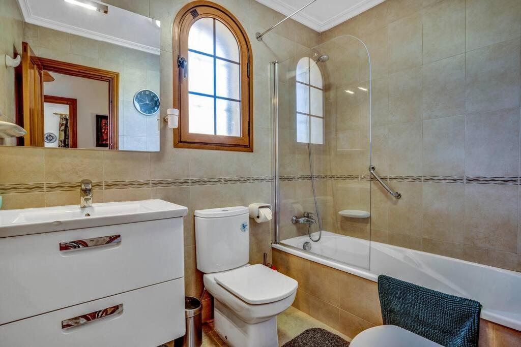 La Isla Casa Barnaby Holiday home Platja de Larenal